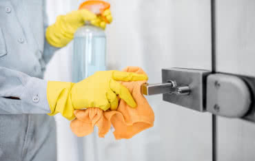 Pielęgnacja drzwi zewnętrznych - poznaj dobre praktyki 